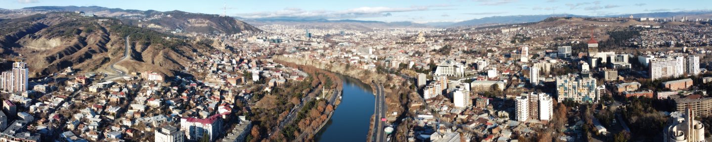 თბილისის პანორამული ხედი — საქართველოს დედაქალაქი და მისი მზარდი AI სტარტაპ სცენის ცენტრი