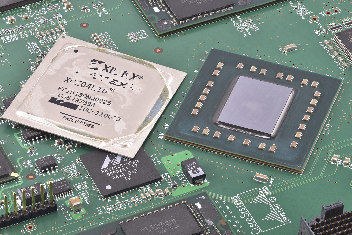 Xilinx Virtex-4 FPGA (ველზე პროგრამირებადი კარიბჭეების მასივი) ჩიპი, დამონტაჟებული პლატაზე