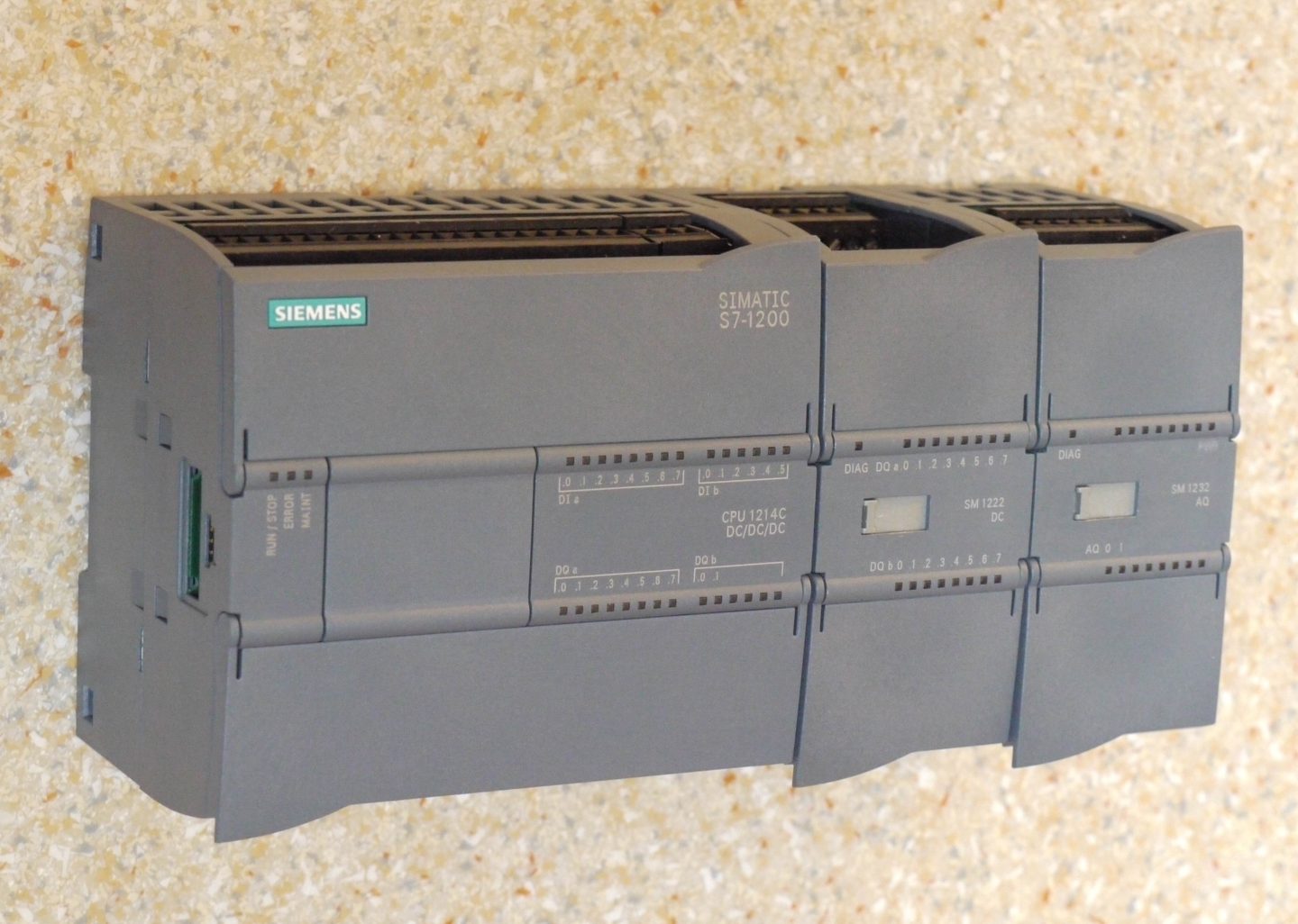 Siemens SIMATIC S7-1200 პროგრამირებადი ლოგიკური კონტროლერი (PLC) — სწორედ ასეთი მოწყობილობები გახდა თავდასხმების სამიზნე